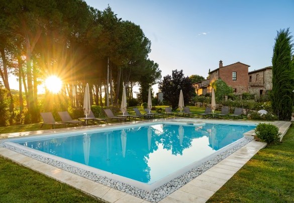 La piscina nelle suggestive luci del tramonto - Podere Bellaria