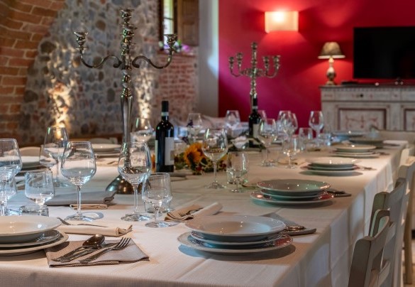 Dettagli raffinati e arredi preziosi impreziosiscono la sala da pranzo - Podere Bellaria