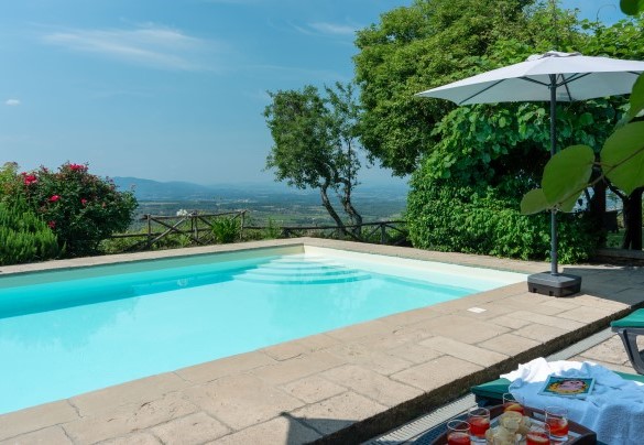 La piscina misura 10 x 5 m ed ha una profondità di 1,4 m. Si accede tramite 5 gradoni interni - Podere Belvedere