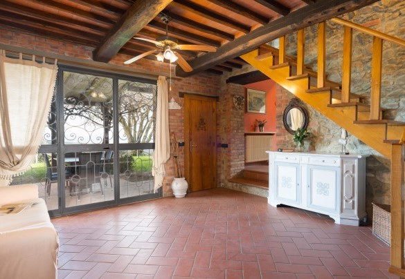 Ingresso della villa con uscita su pergolato e scala per salire al piano superiore – Podere Belvedere
