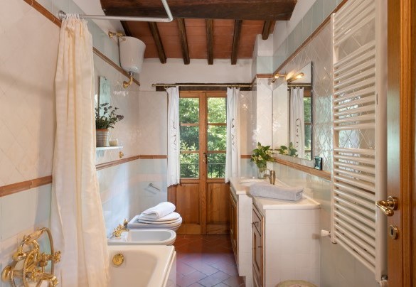 Bagno con vasca e nappa per doccia n. 2 primo piano - Podere Belvedere