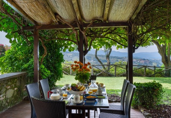 La zona pranzo esterna all’uscita del salone - Podere Belvedere