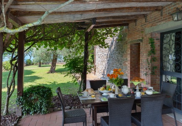 Il portico con bellissima vista sulla valle circostante è un luogo ideale per cene all’aperto ed è dotato di tavolo e sedie - Podere Belvedere