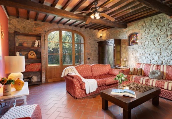 Salone con porta che sia apre sul giardino – Podere Belvedere