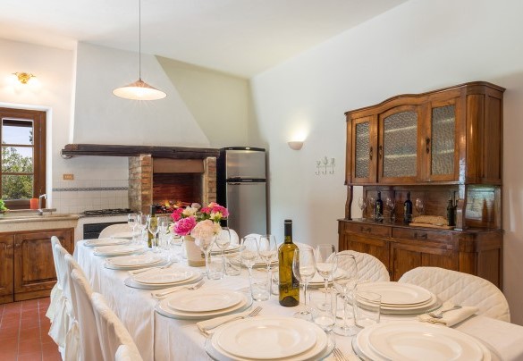 Il grande tavolo da pranzo accanto la cucina - Podere Calcheto