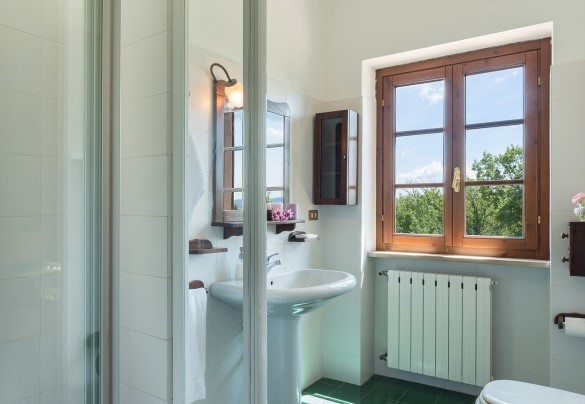 Il luminoso bagno con doccia - Podere Calcheto