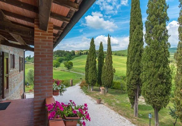 Il portico laterale guarda i cipressi - Podere Calcheto