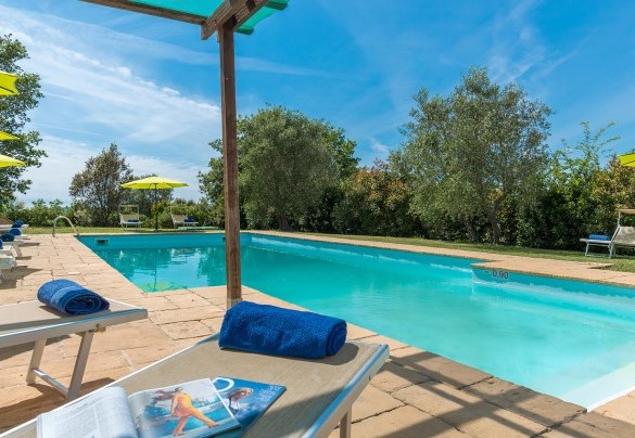 La zona solarium accanto la piscina - Podere Calcheto