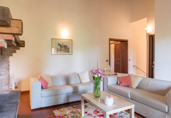 L'elegante salotto con caminetto - Podere Calcheto
