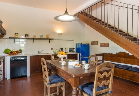La cucina dallo stile rustico con camino - Podere Calcheto