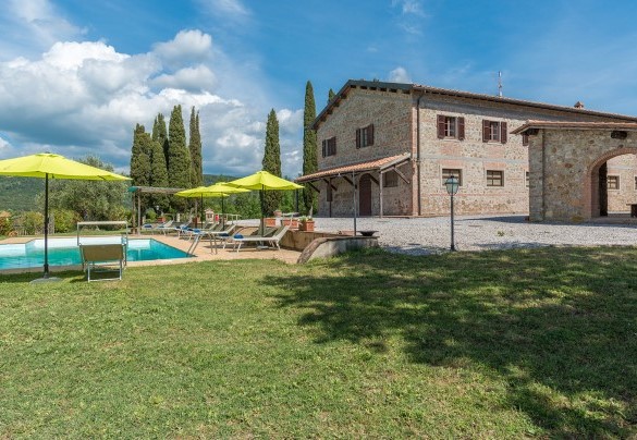 Il prato all'inglese circonda la villa - Podere Calcheto