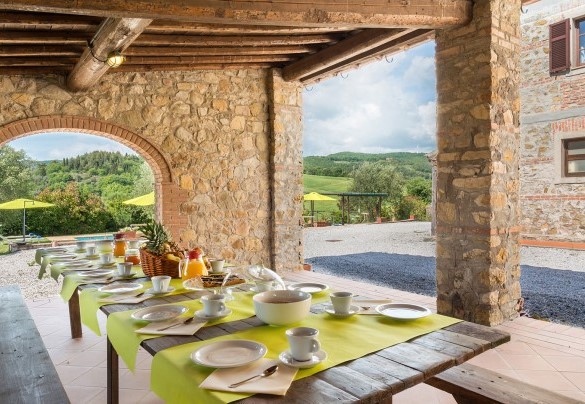 Il vasto portico ospita il tavolo da pranzo - Podere Calcheto