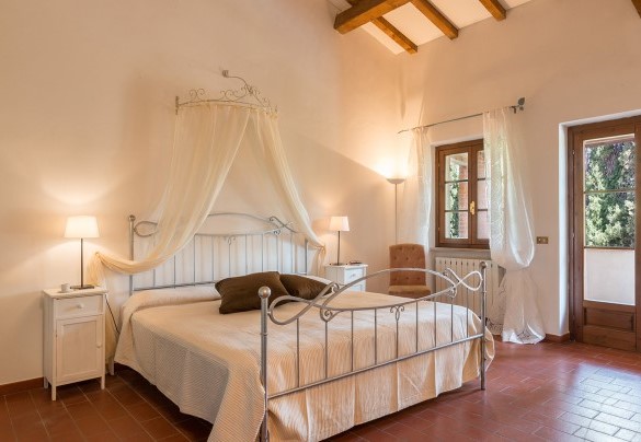 La camera matrimoniale al primo piano collegata all'esterno con bagno en-suite - Podere Calcheto
