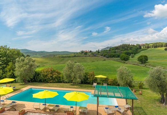 La piscina si affaccia sul verde delle colline - Podere Calcheto