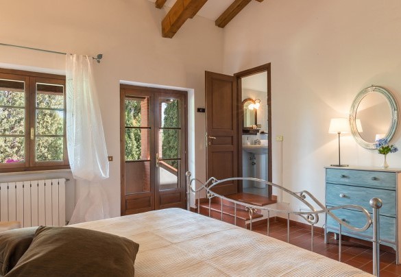 La camera matrimoniale al primo piano collegata all'esterno con bagno en-suite - Podere Calcheto