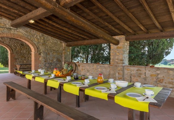 Il vasto portico ospita il tavolo da pranzo - Podere Calcheto