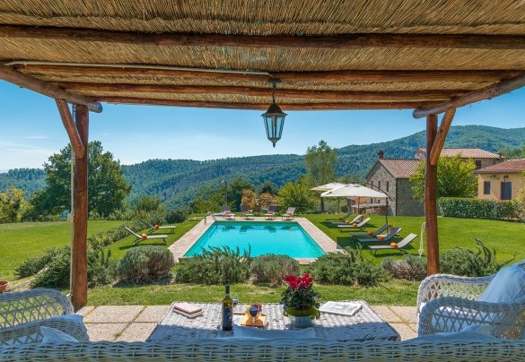 Il fantastico gazebo in legno accanto la piscina - Podere Campotorno