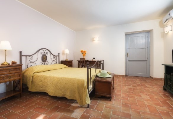 La camera da letto matrimoniale al primo piano con bagno en-suite - Podere Campotorno