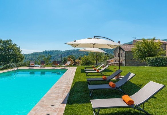 La zona solarium avvolge la piscina - Podere Campotorno