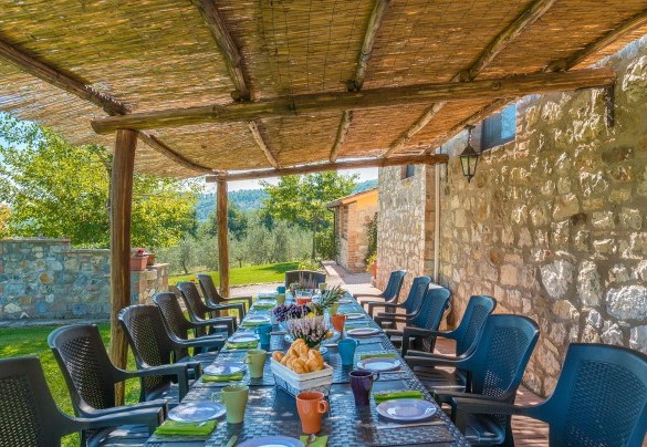 Una leggera ombra cince il grande tavolo all'aperto - Podere Campotorno