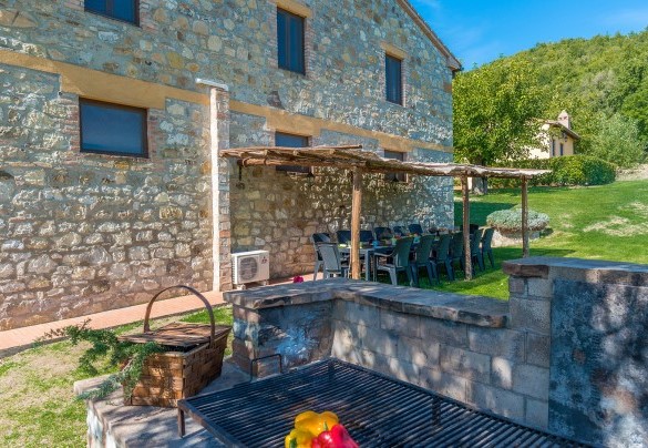 Il bbq in muratura in fondo al giardino - Podere Campotorno