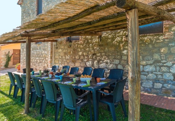 Una leggera ombra cince il grande tavolo all'aperto - Podere Campotorno