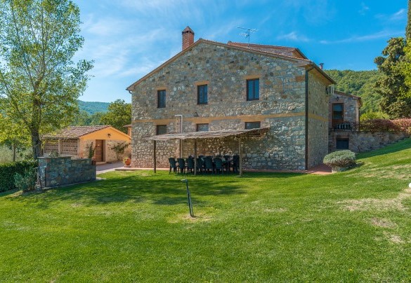 Oltre mille metri quadrati di prato compongono il giardino - Podere Campotorno