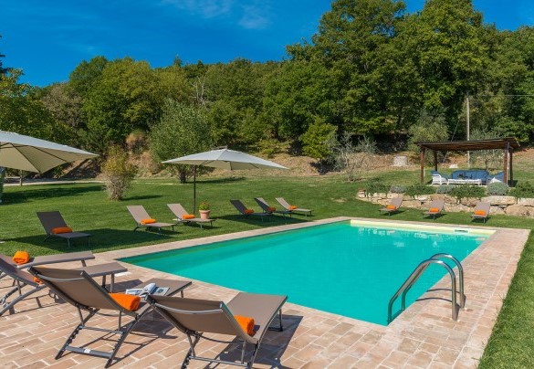 La zona solarium avvolge la piscina - Podere Campotorno