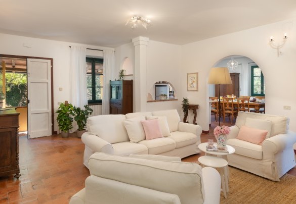 La casa si sviluppa interamente al primo piano e si accede alla proprietà entrando nel salone – Podere Capanne
