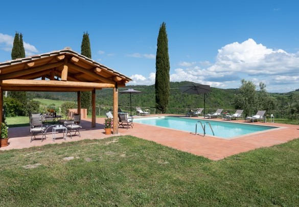 Il giardino intorno alla proprietà si estende su 1550 mq, è illuminato con lampioncini ed è interamente recintato – Podere Capanne