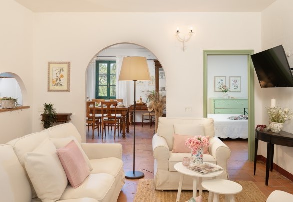 Il salone collegato, attraverso un’apertura ad arco, alla sala da pranzo e alla cucina in muratura – Podere Capanne