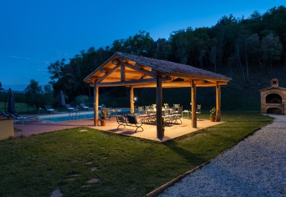 Il giardino termina con una parte collinare a bosco, dove la vegetazione è la tipica macchia mediterranea – Podere Capanne
