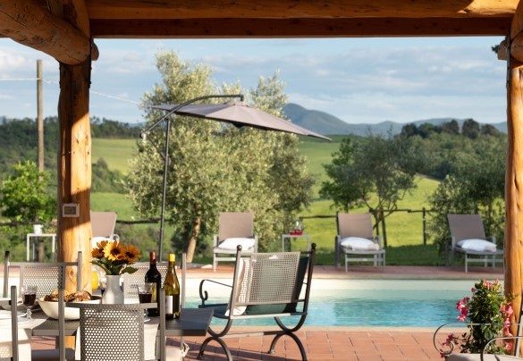 La zona pranzo esterna è il posto ideale per mangiare all’aria aperta in tutta convivialità e godersi la pace del luogo – Podere Capanne