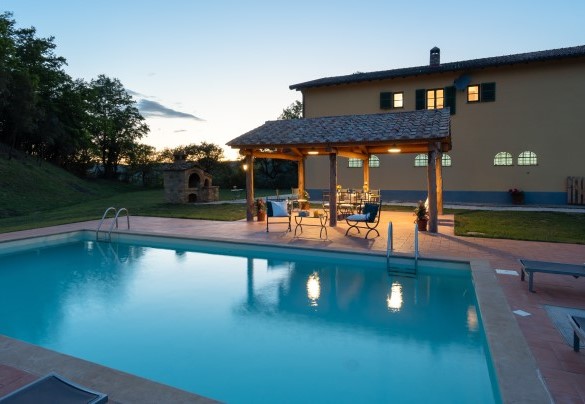 L’accesso alla piscina è tramite doppia scaletta e rivestita con telo in PVC – Podere Capanne