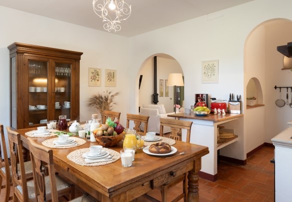 La sala da pranzo e la cucina in muratura – Podere Capanne
