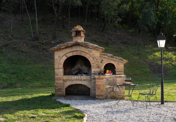 Vicino alla zona pranzo esterna si trova il barbecue in pietra – Podere Capanne