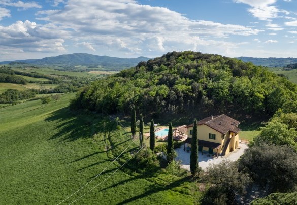 Podere Capanne si trova all’interno della Tenuta Mocajo, un’antica fattoria della Val di Cecina e vera e propria oasi di tranquillità e pace immersa nelle verdi colline della Toscana ma a poca distanza dal mare – Podere Capanne