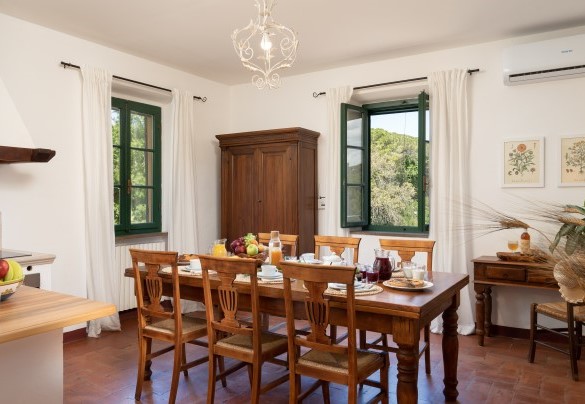 La sala da pranzo e la cucina in muratura – Podere Capanne