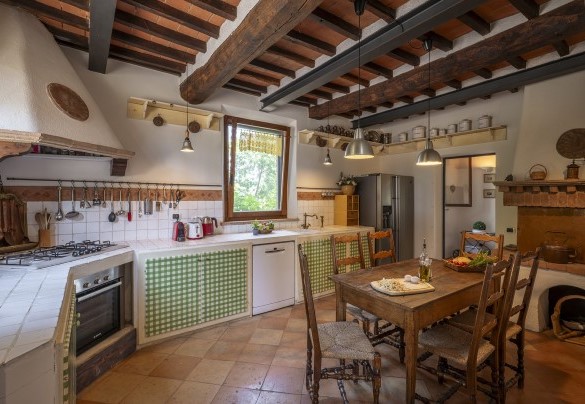 Traditional-style built-in kitchen - Podere Casanovina