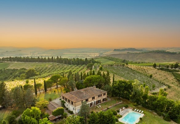 A short distance from iconic locations such as Montalcino, Pienza, Siena, and the Val d'Orcia - Podere Casanovina