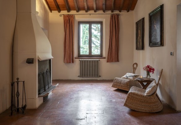 Hallway on the first floor (ornamental fireplace) - Podere Casanovina