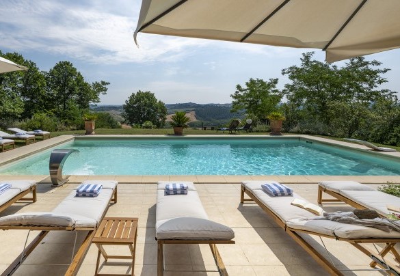 The pool overlooks one of the most evocative landscapes of the Crete Senesi - Podere Casanovina