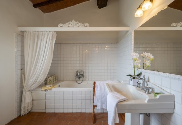 En-suite bathroom with bathtub no.2 on the first floor - Podere Casanovina