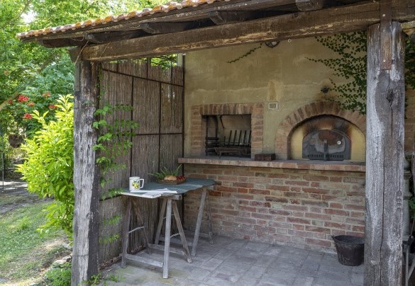 The stone barbecue (wood-burning oven not suitable) - Podere Casanovina
