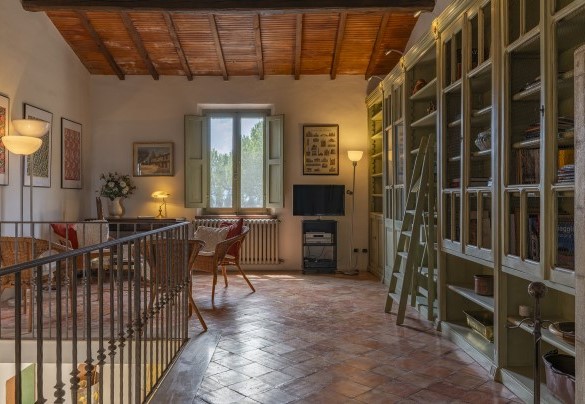 Living room with study corner on the first floor - Podere Casanovina