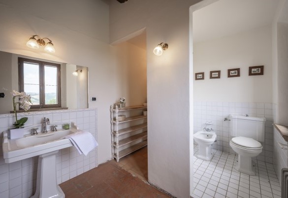 En-suite bathroom with bathtub no.2 on the first floor - Podere Casanovina