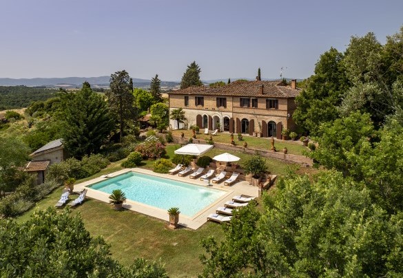 The farmhouse is set in a large fenced park in a hilly position - Podere Casanovina