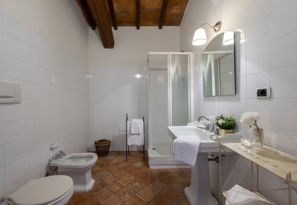Bathroom with shower no.4 on the first floor - Podere Casanovina
