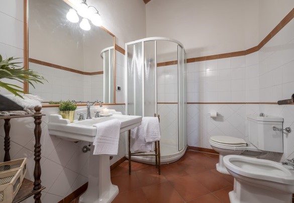 Bathroom with shower no.1 on the ground floor - Podere Casanovina
