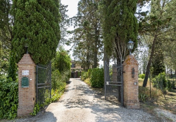 The driveway gate giving access to the fenced property - Podere Casanovina
